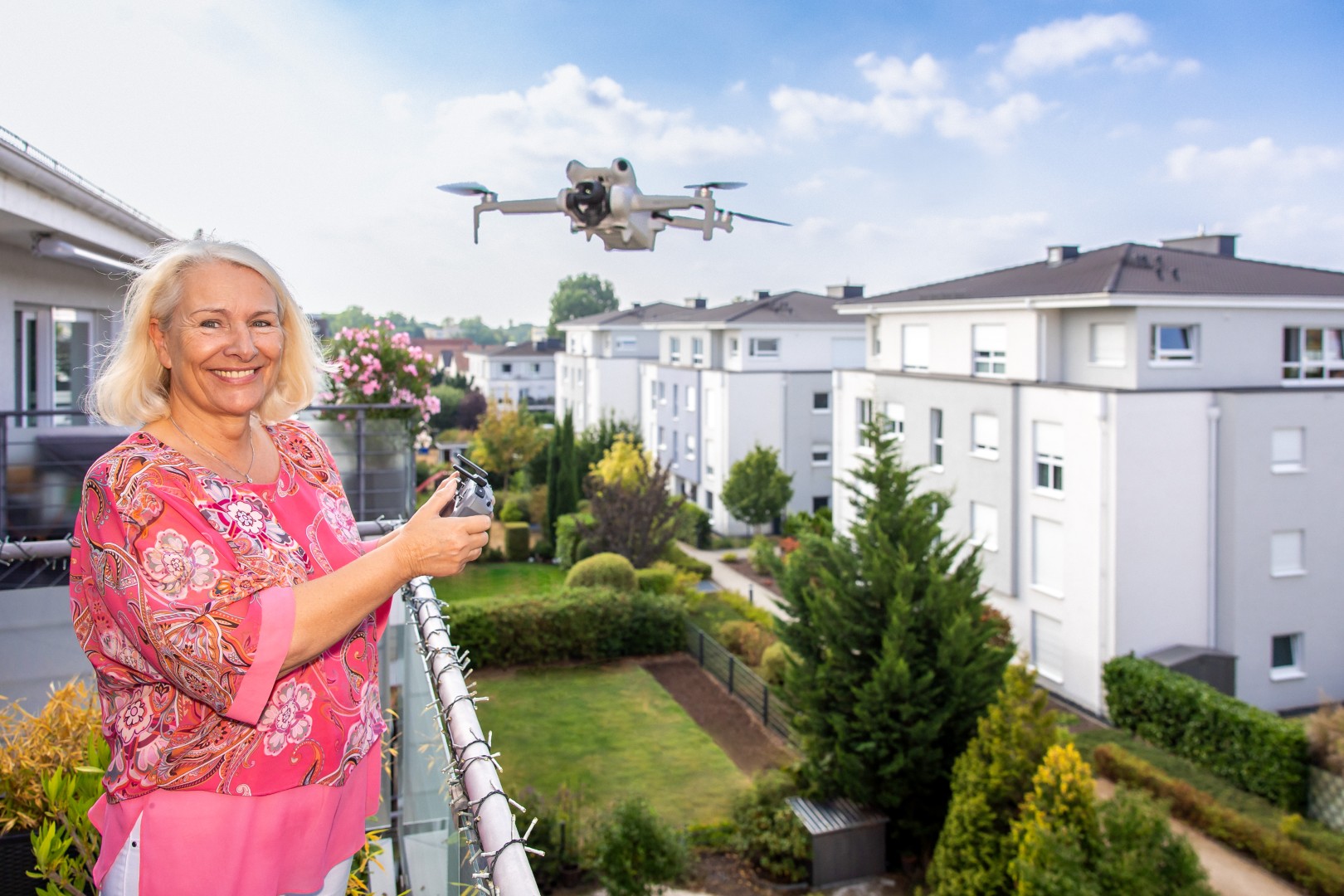Heike Riehl mit Drohne – Immobilienmaklerin aus Hattersheim