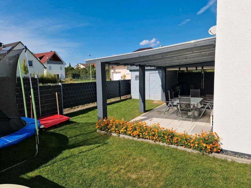 Freistehendes Niedrigenergiehaus, Dieburg – Terrasse mit Gartenhütte