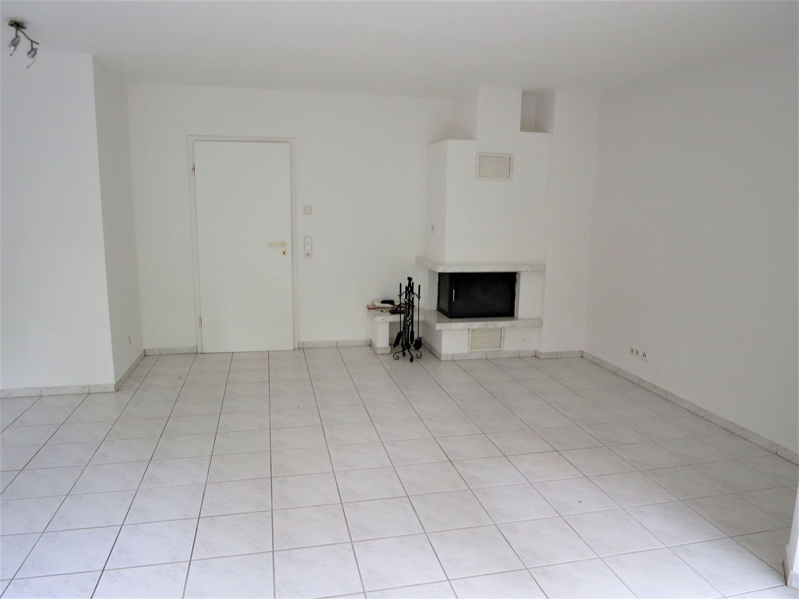2-Zimmer-Erdgeschosswohnung mit Garten, Hattersheim am Main – Wohnz.