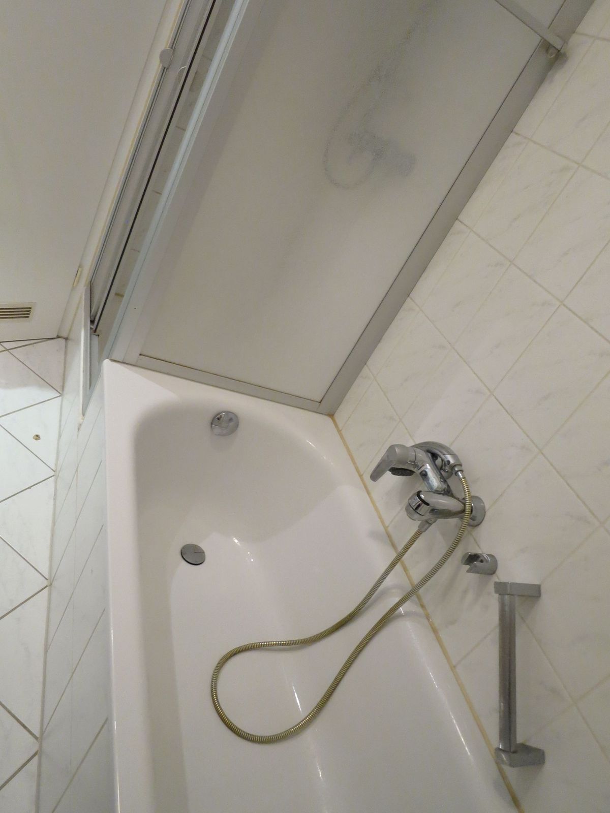 2-Zimmer-Erdgeschosswohnung mit Garten, Hattersheim am Main – Bad 1.2
