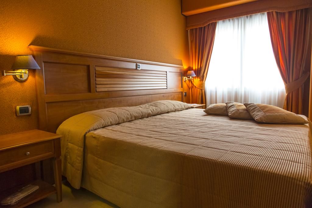 4-Sterne-Kongresshotel am Flughafen, Neapel, Italien – Zimmer