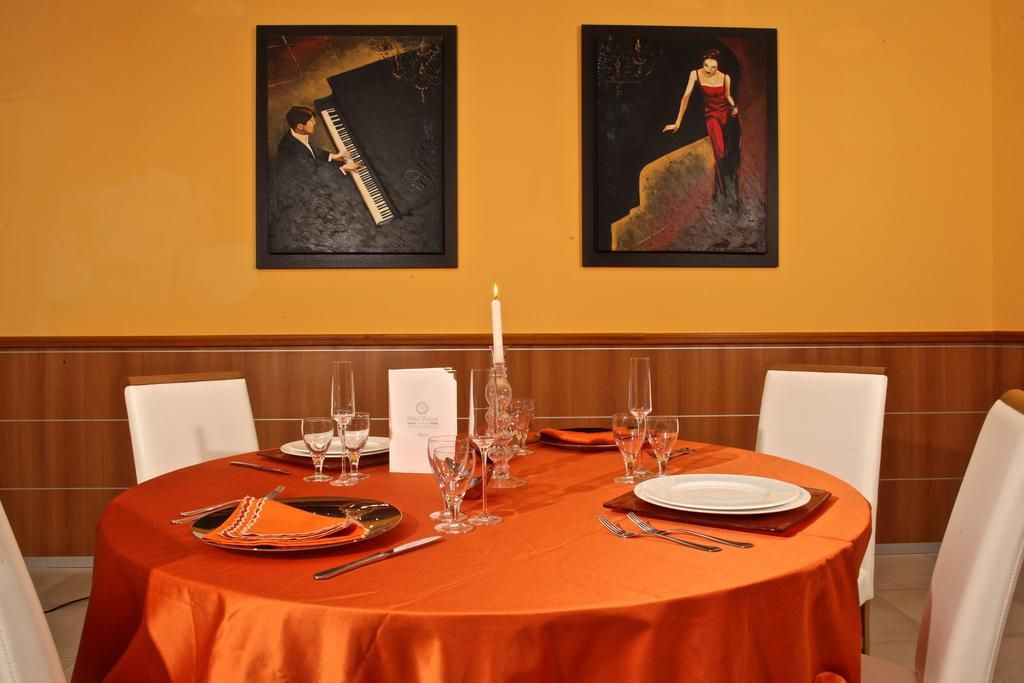4-Sterne-Kongresshotel am Flughafen, Neapel, Italien – Esstisch