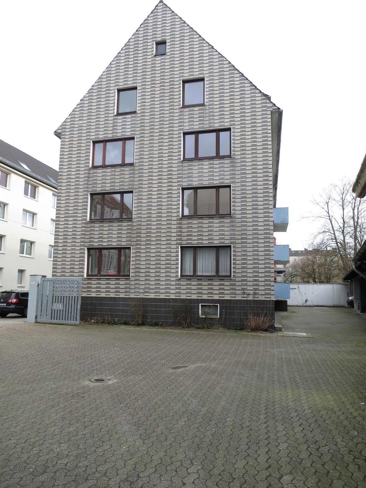Mehrfamilienhaus mit 12 Wohnungen und 17 Stellplätzen, Bremerhaven – vom Hof