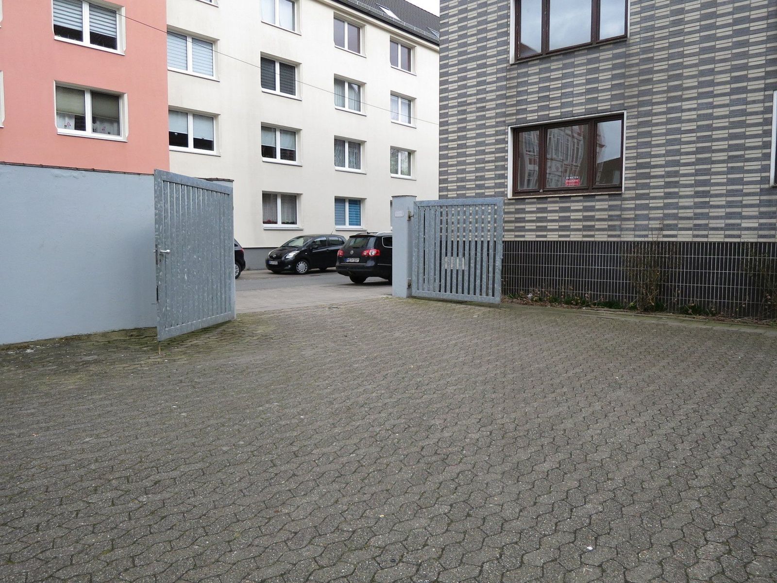 Mehrfamilienhaus mit 12 Wohnungen und 17 Stellplätzen, Bremerhaven – Hofeinfahrt 1