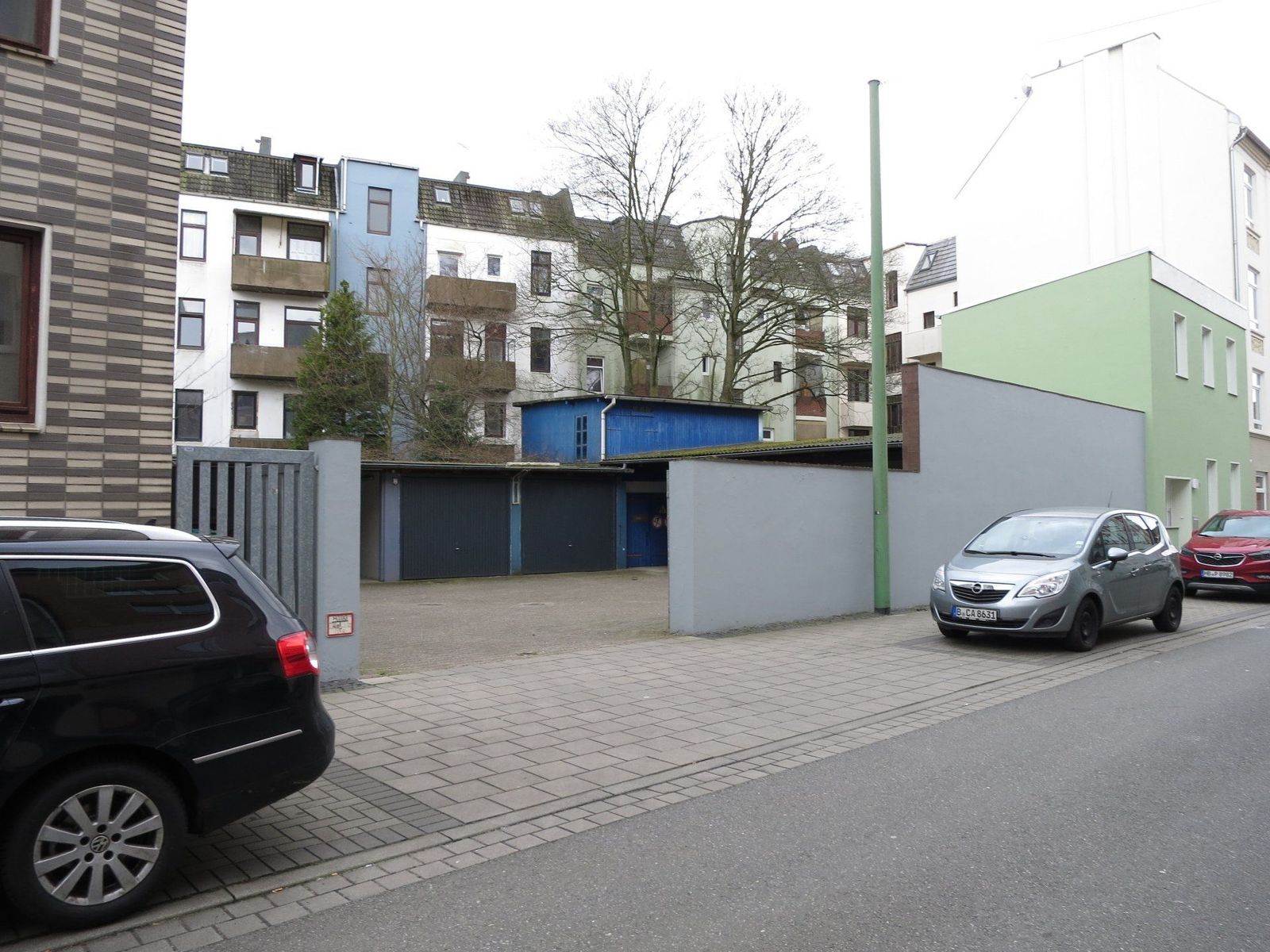 Mehrfamilienhaus mit 12 Wohnungen und 17 Stellplätzen, Bremerhaven – Hofeinfahrt