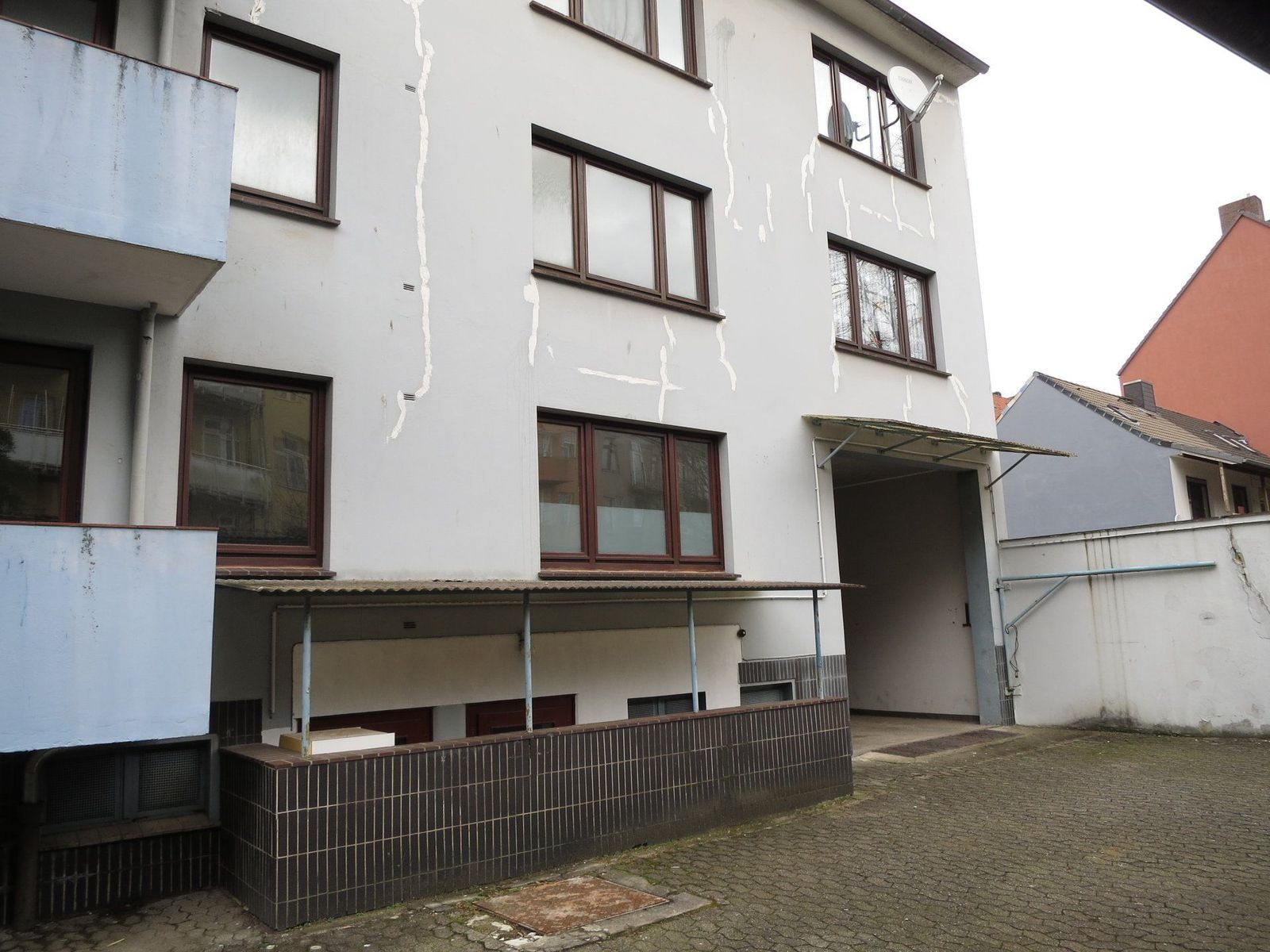 Mehrfamilienhaus mit 12 Wohnungen und 17 Stellplätzen, Bremerhaven – Rückseite 1.2
