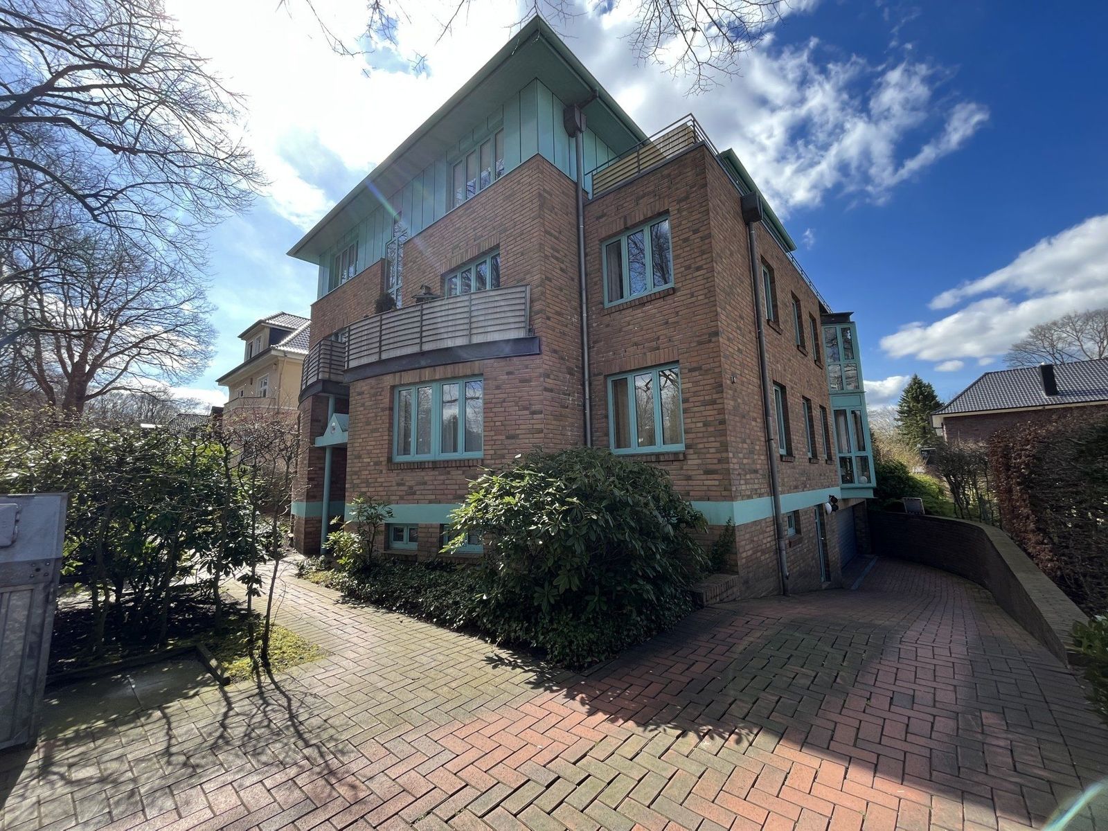 Freistehendes Mehrfamilienhaus in Villenlage, Hamburg-Volksdorf – Einfahrt TG