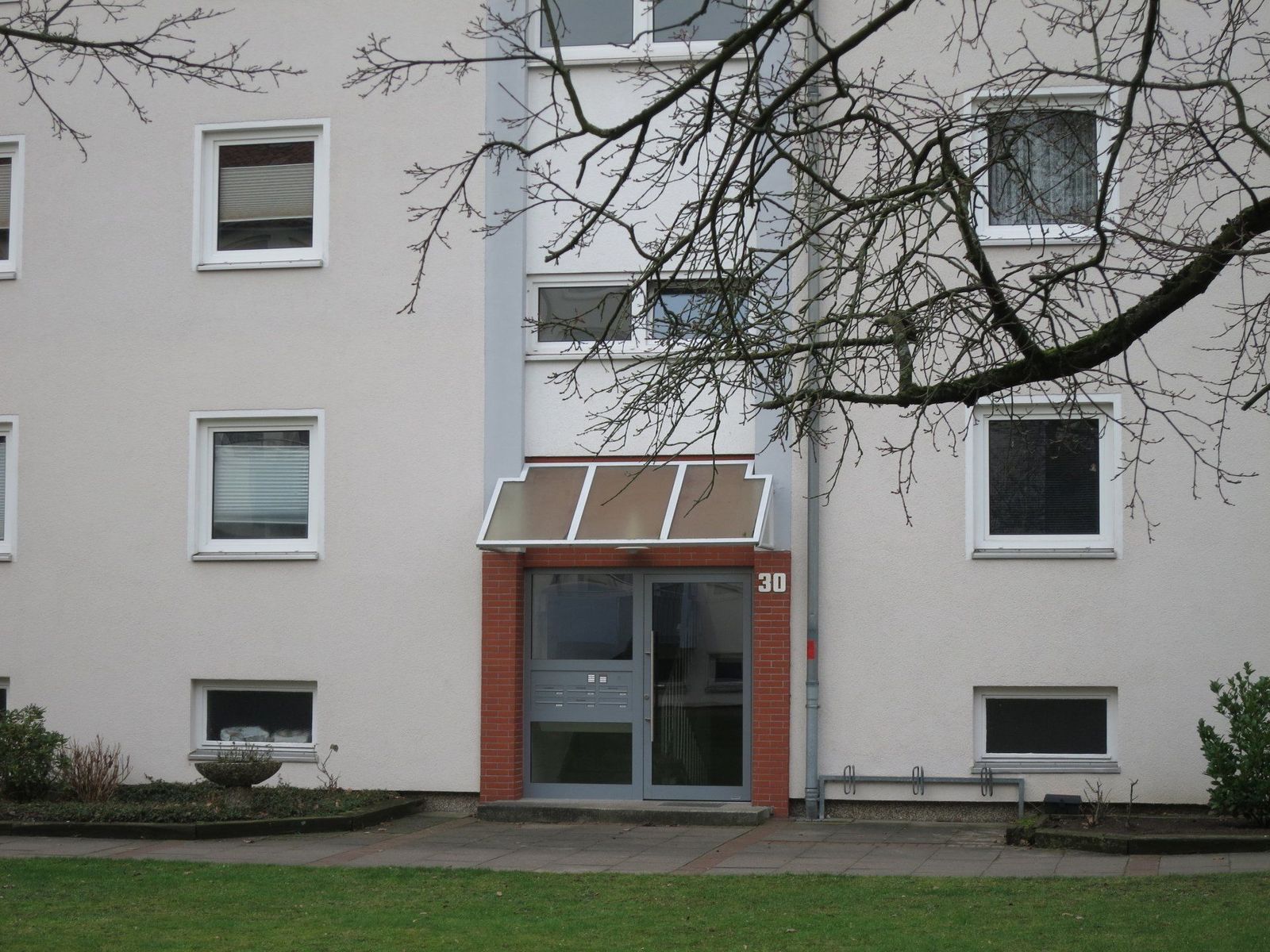 Sanierte 3-Zimmer-Wohnung mit Balkon, Hannover, Groß-Buchholz – Hausansicht 1.1