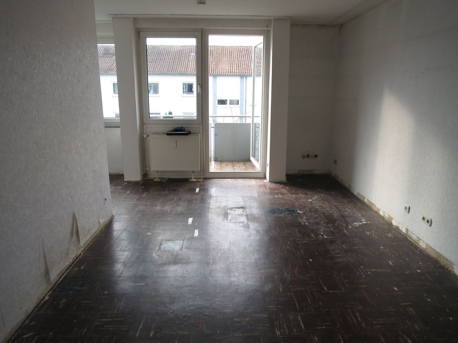 Unsanierte 3-Zimmer-Wohnung für Handwerker, Hannover, Groß-Buchholz – Wohnz.