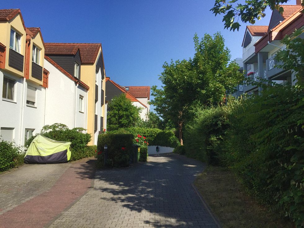 3-Zimmer-Wohnung mit Kamin und TG-Platz, Hattersheim am Main – Einfahrt TG