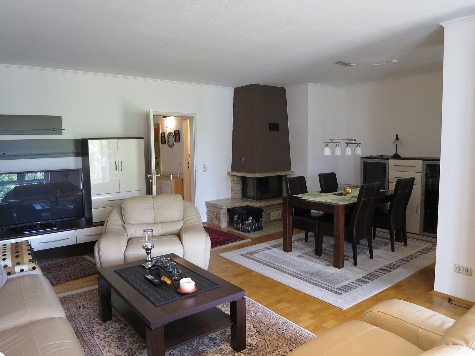 3-Zimmer-Wohnung mit Kamin und TG-Platz, Hattersheim am Main – Wohn-Ess