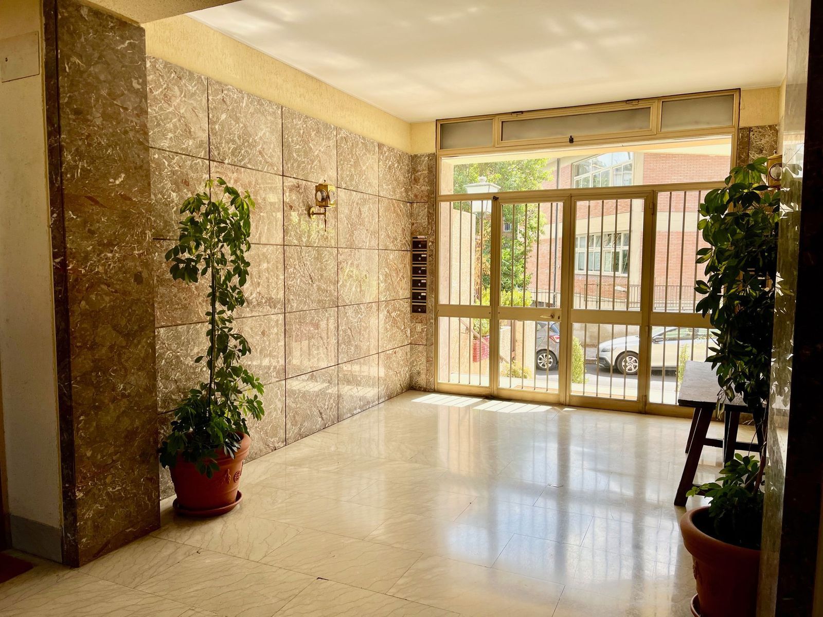 4-Zimmer-Wohnung mit Garten und Garage, Rom, Italien – Hauseingang