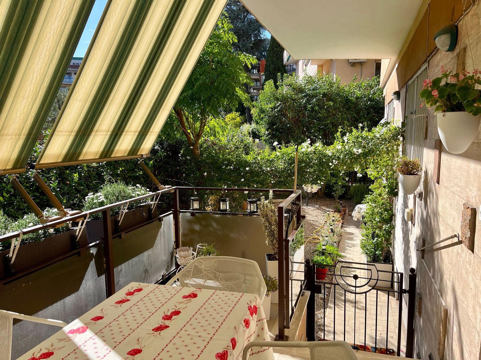 4-Zimmer-Wohnung mit Garten und Garage, Rom, Italien – Terrasse 1.1