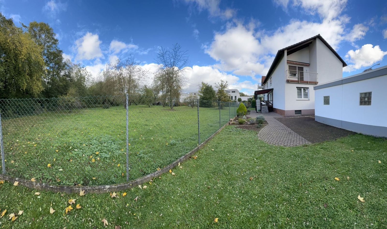 Freistehendes Zweifamilienhaus, Hattersheim am Main – Blick auf Nachbargrundstück